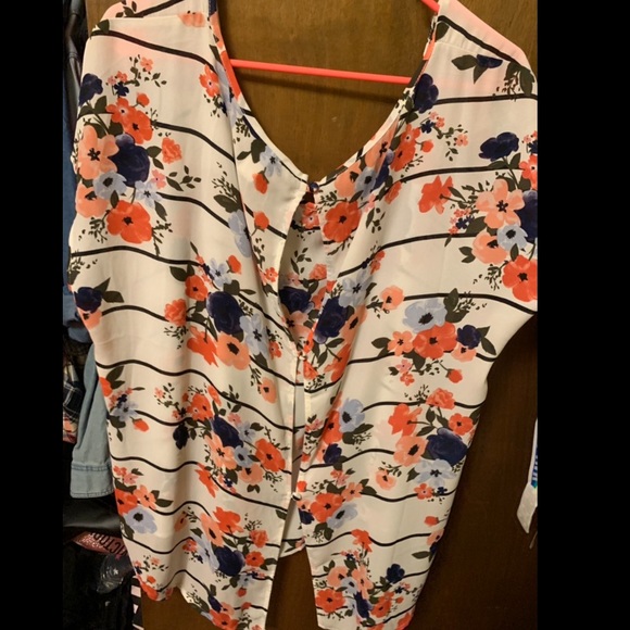 Button back blouse - Picture 2 of 3